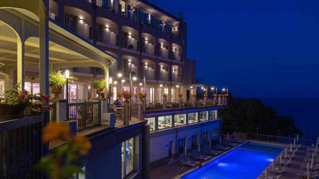 Hotel Antares Olimpo Le Terrazze notte